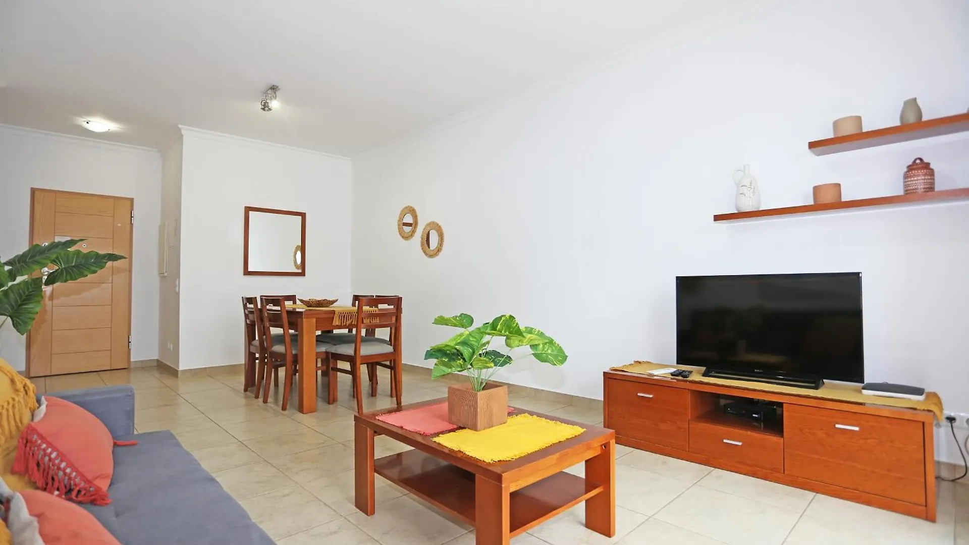 A04 - Large Modern 1 Bed Apartment With Pool Лагуш 0*,  Португалия