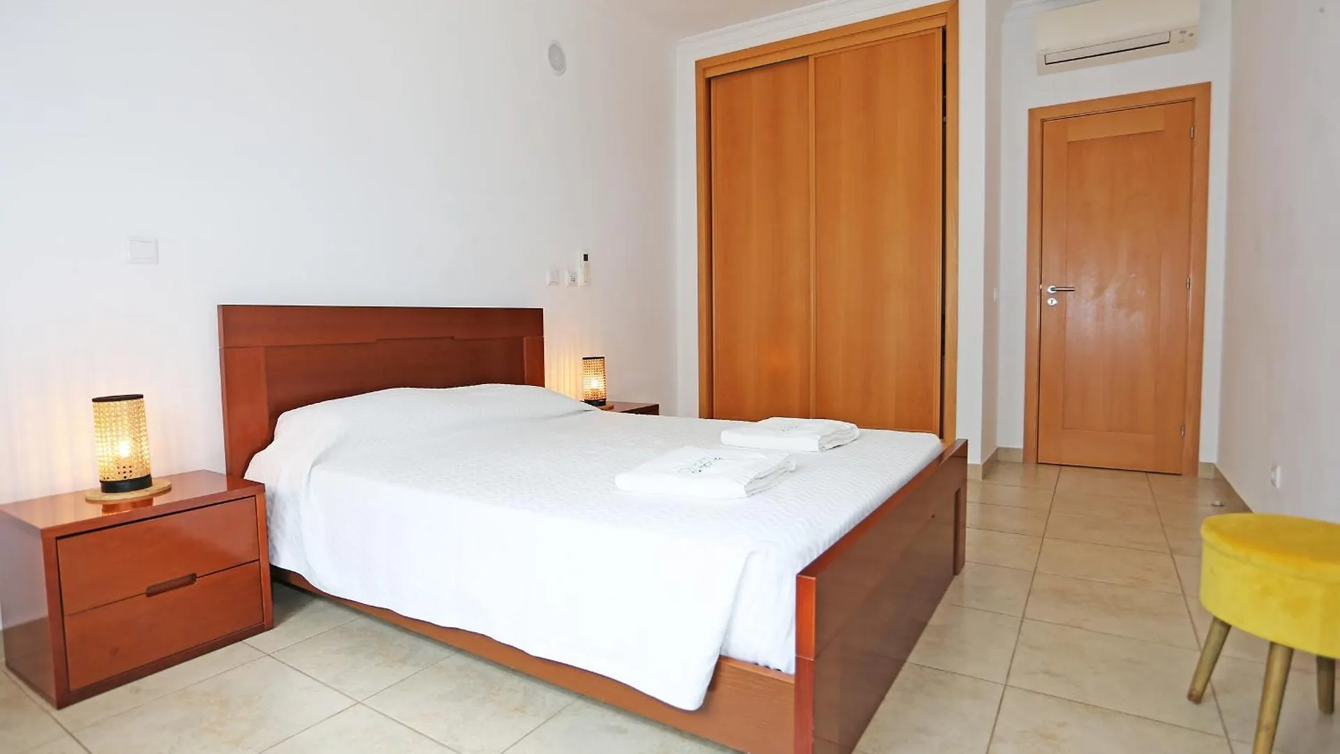 A04 - Large Modern 1 Bed Apartment With Pool 라고스