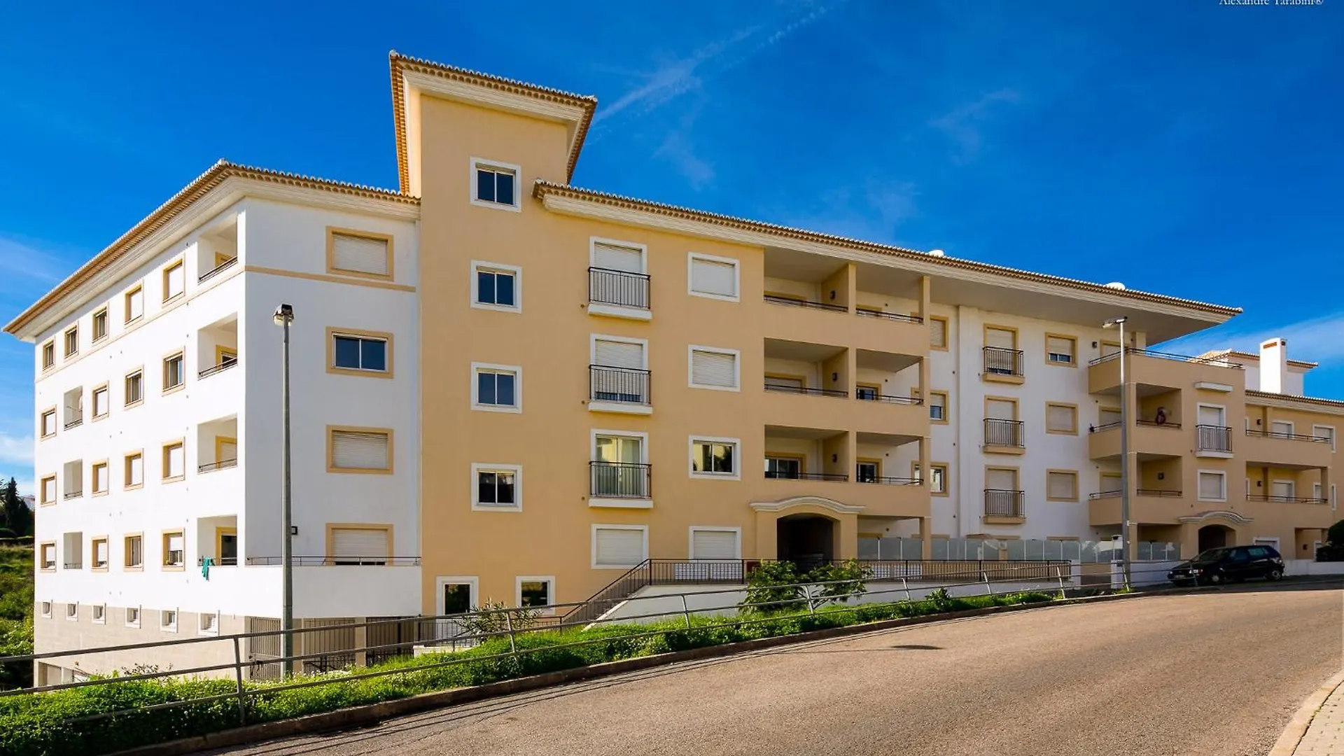 A04 - Large Modern 1 Bed Apartment With Pool 라고스