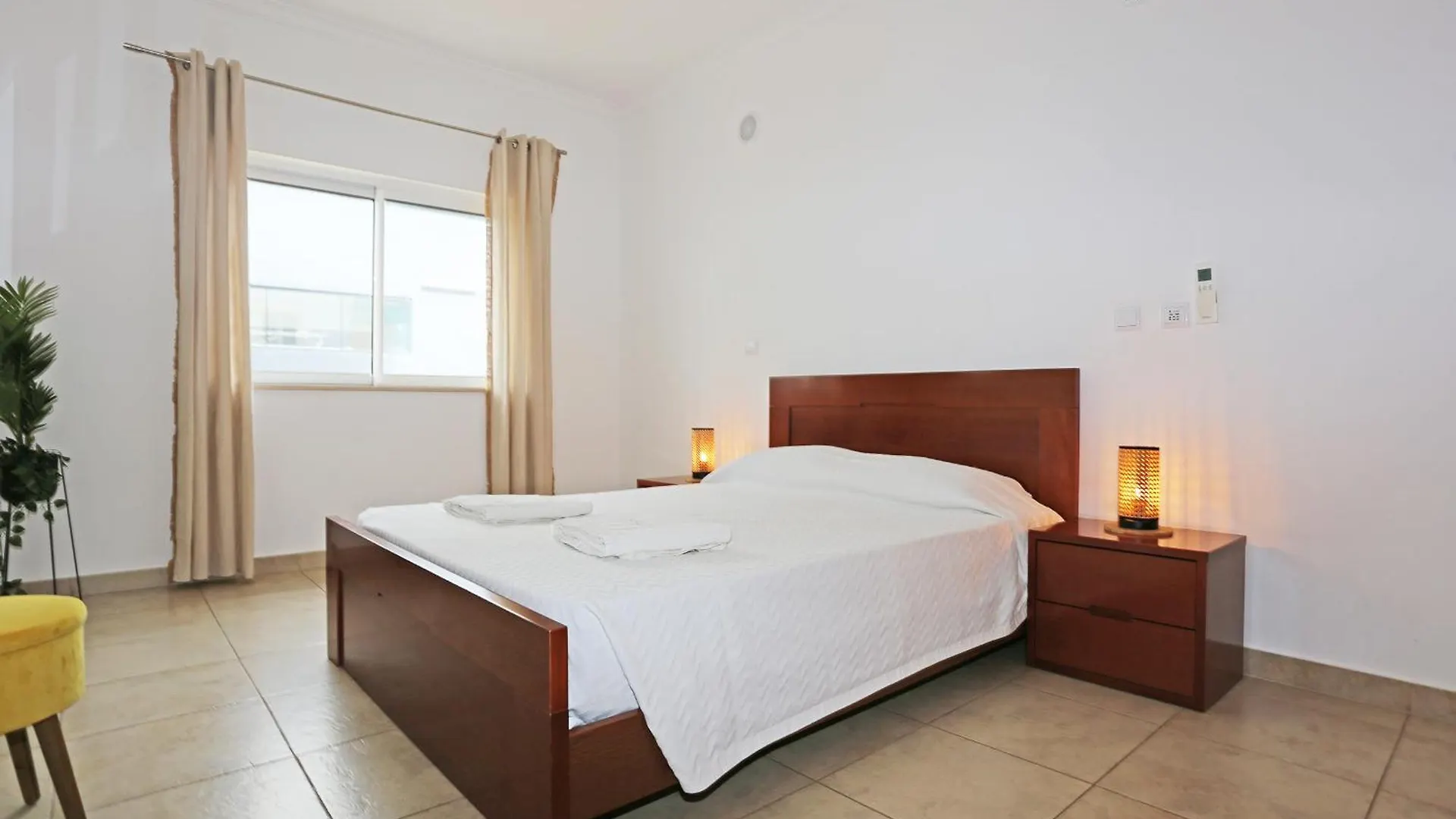 A04 - Large Modern 1 Bed Apartment With Pool 라고스