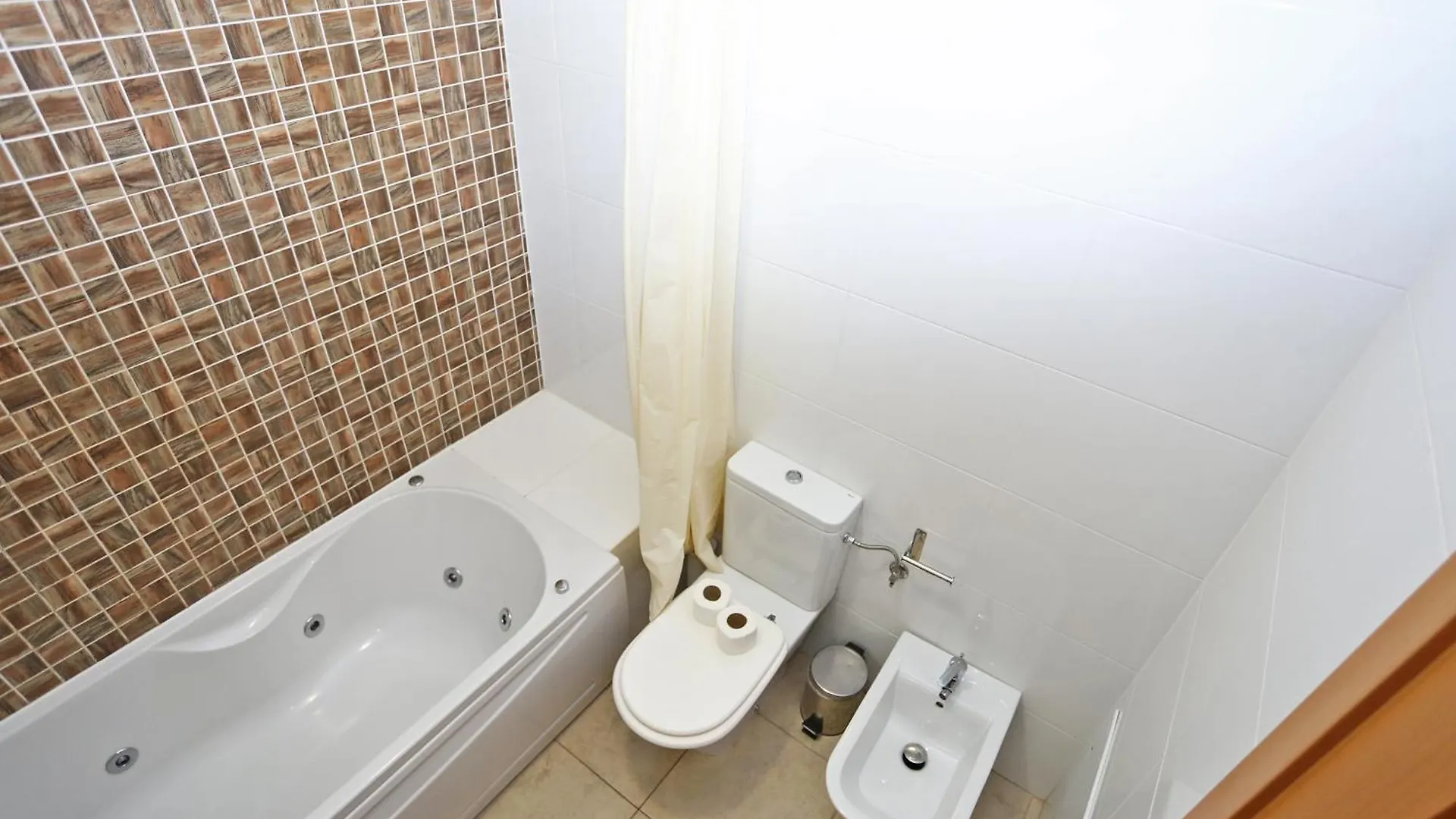 A04 - Large Modern 1 Bed Apartment With Pool 라고스 0*,  포르투갈
